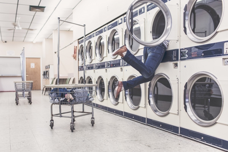 magasin-DURANUS-min_laundry_washing_machines_housewife_household_laundry_shop_woman_funny_accident-946996